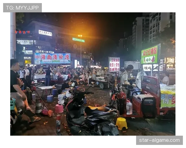 柳雅慧背着那只能把我家装修两次的包，站在夜市摊前像个路人，画风好奇怪